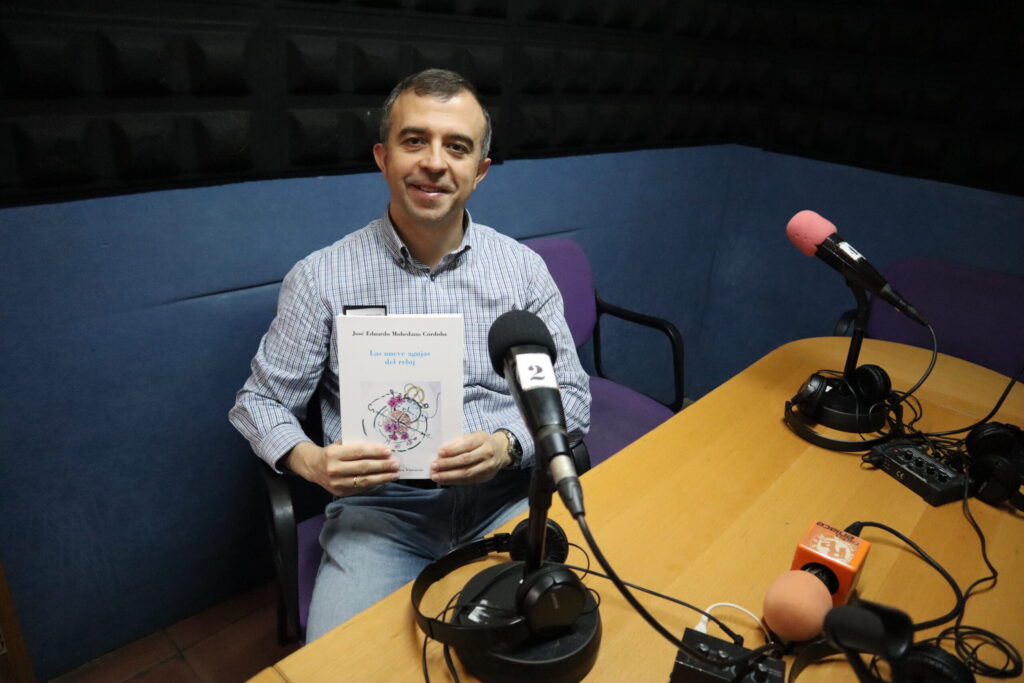 Eduardo Mohedano con su primer libro