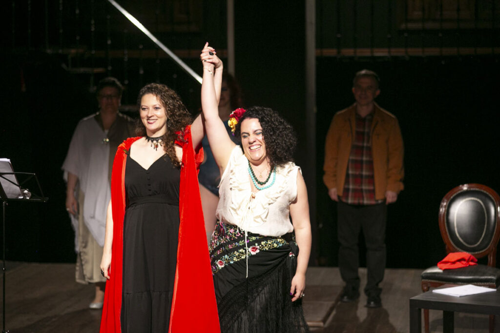 Marta e Isabel saludando